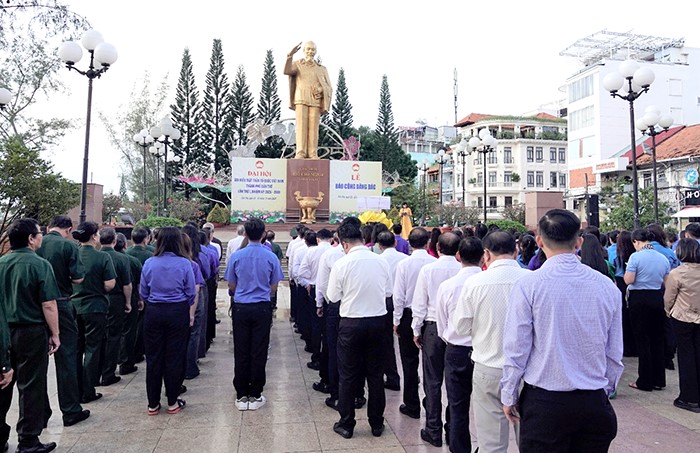 Đoàn đại biểu dự Đại hội đại biểu MTTQVN TP Cần Thơ viếng Tượng đài Chủ tịch Hồ Chí Minh